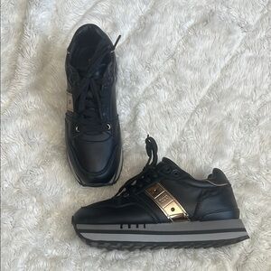 Blauer Black, Gray, with Gild hardware Woman’s Fashion Sneaker‎ size 6.5